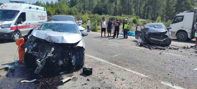 Manavgat'ta iki otomobilin çarpıştığı kazada yaralanan 64 yaşındaki sürücü hayatını kaybetti