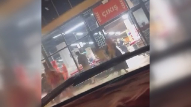 Sincan'da markette husumetli iki kişi birbirine ateş açtı, 1 kişi yaralandı