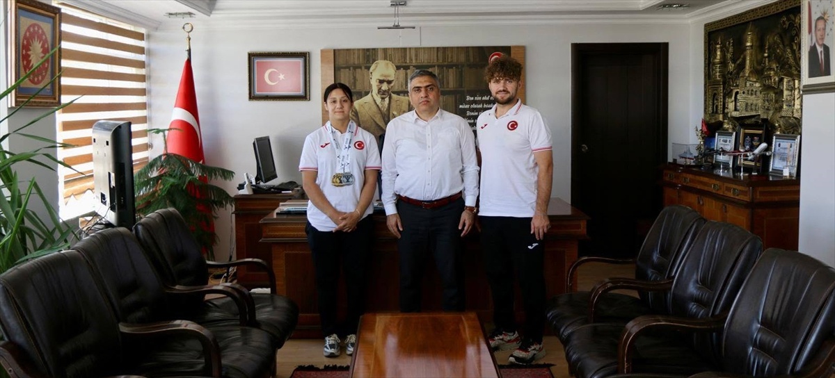 Merzifon\'da Avrupa şampiyonu milli halterci Zehranur Aslan Kaymakam\'ı ziyaret etti