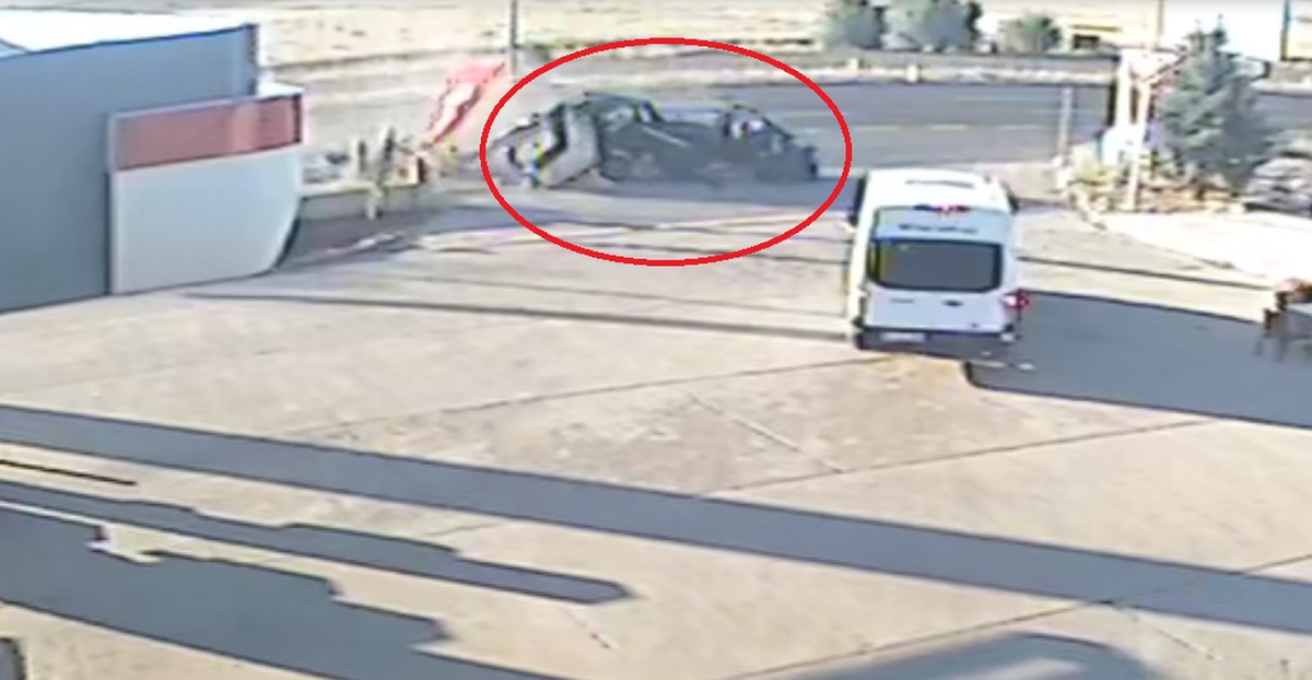 Kayseri-Niğde kara yolundaki durakta minibüs halk otobüsüne arkadan çarptı, 3 kişi yaralandı