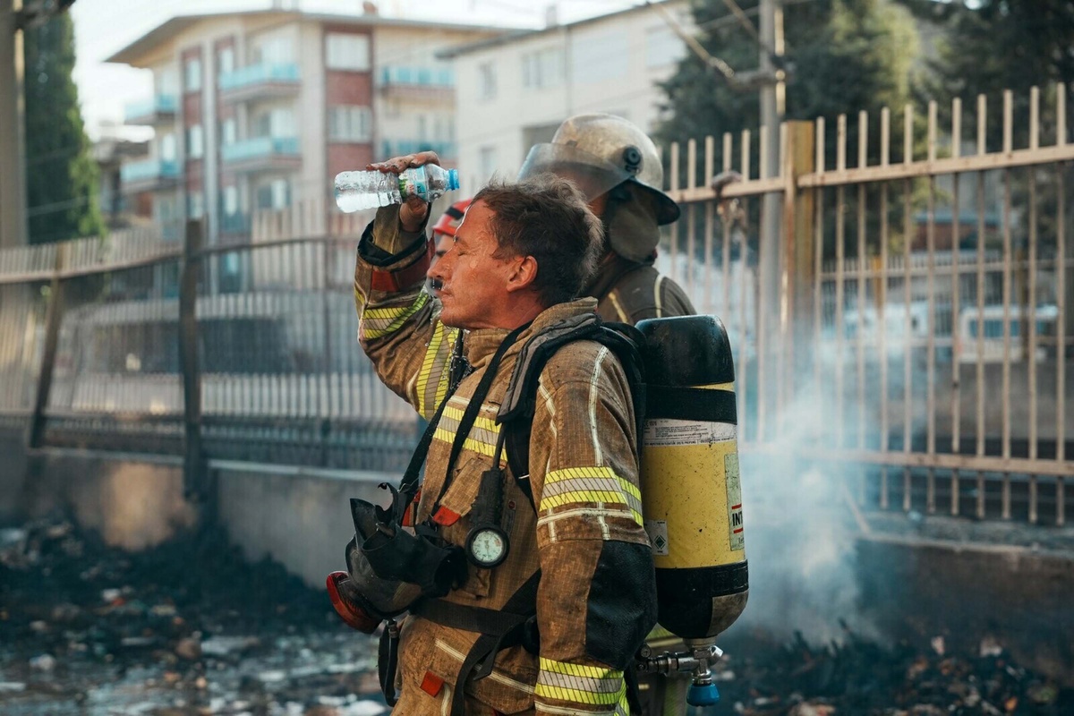 Buca'da mobilya atölyesinde çıkan yangın 3 iş yeri ve eve sıçradı