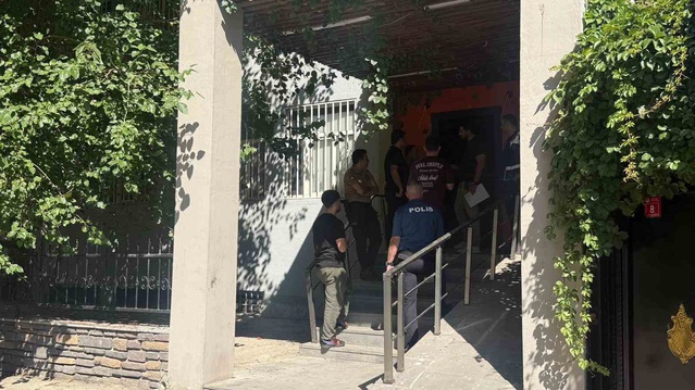Diyarbakır'ın Yenişehir ilçesinde mühürlü eğlence mekanı, eski diş kliniğinden duvar delip açılan gizli kapıyla işletilirken yakalandı