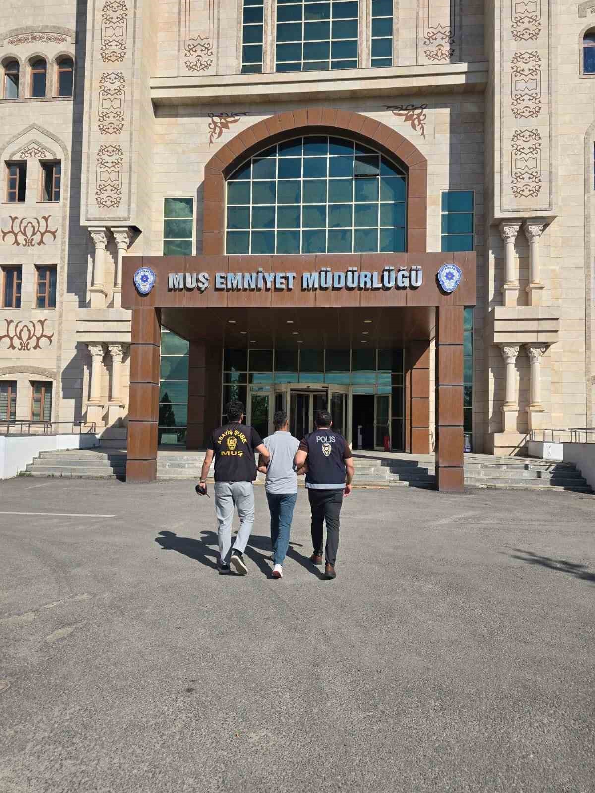 Muş'ta 5 Yıl Kesinleşmiş Hapis Cezasıyla Aranan Şahıs Sunay Mahallesi'nde Polis Tarafından Yakalandı