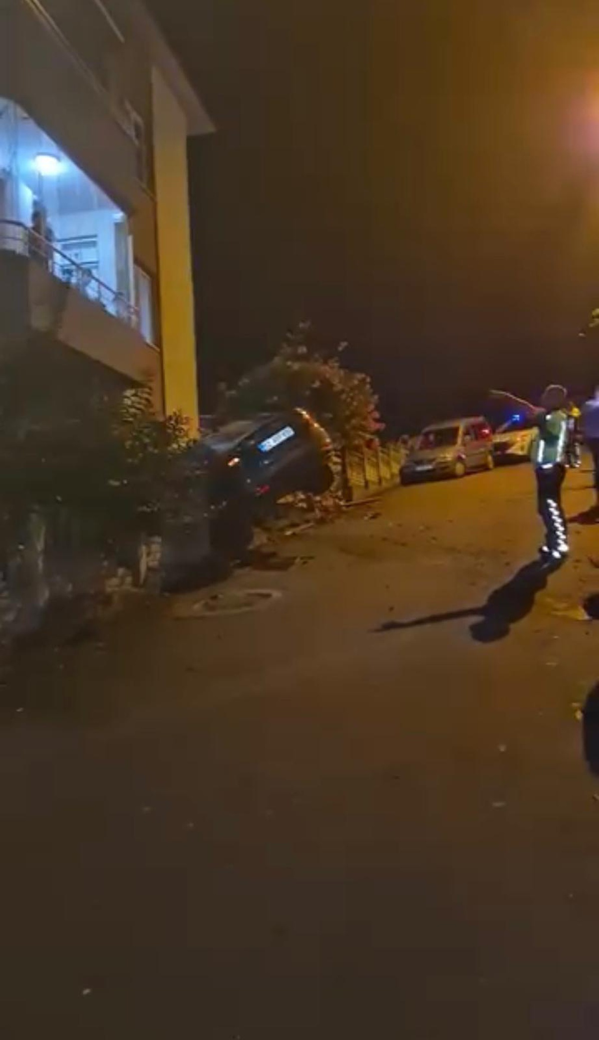 Ordu Ünye'de duvara çarpıp askıda kalan otomobilin sürücüsü kaçtı