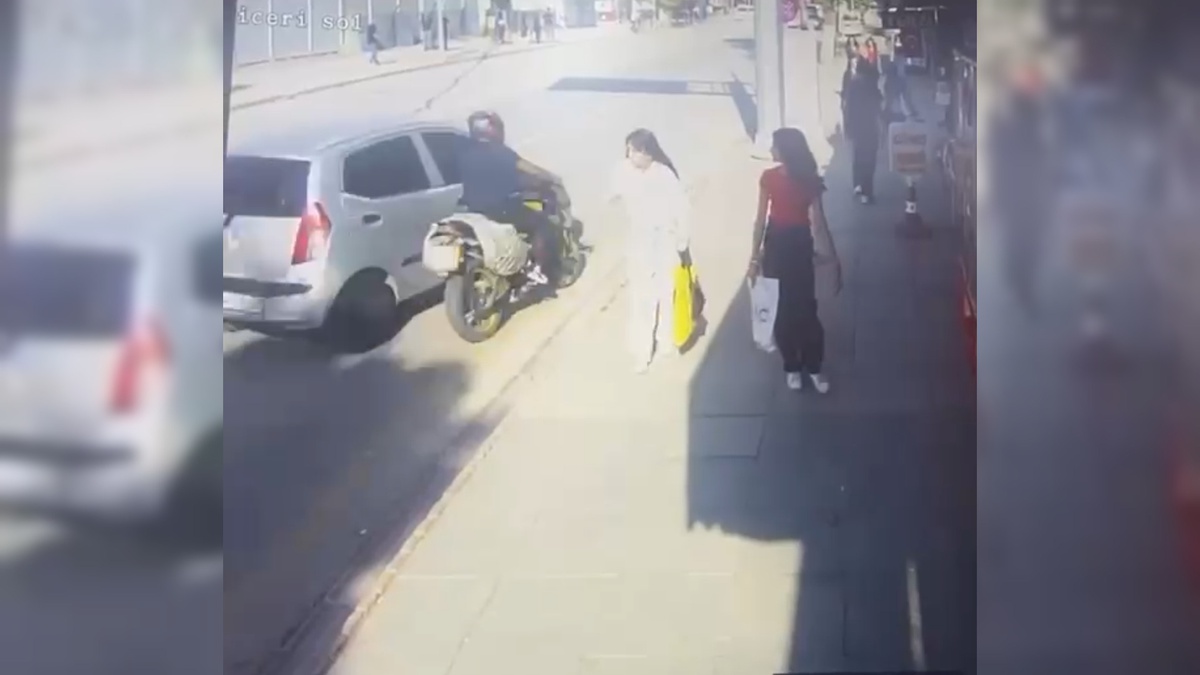 Malatya'nın Yeşilyurt ilçesinde motosiklet otomobile çarptı: Sürücü yaralandı, kaza kamerada