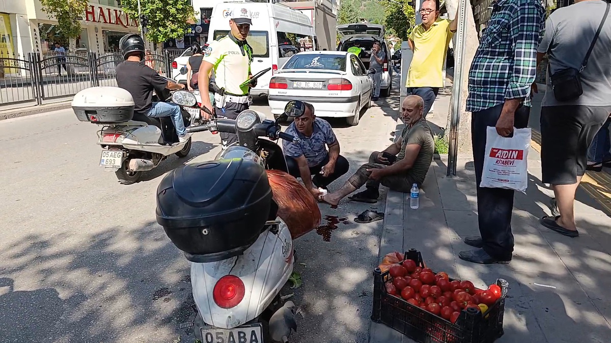 Amasya'da park halindeki otomobilin kapısına çarpan motosiklet sürücüsü yaralandı