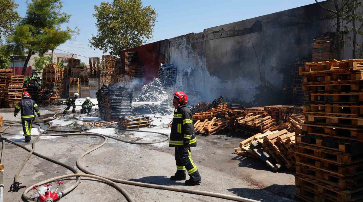 Denizli Merkezefendi'deki palet fabrikasında yangın itfaiyenin müdahalesiyle söndürüldü