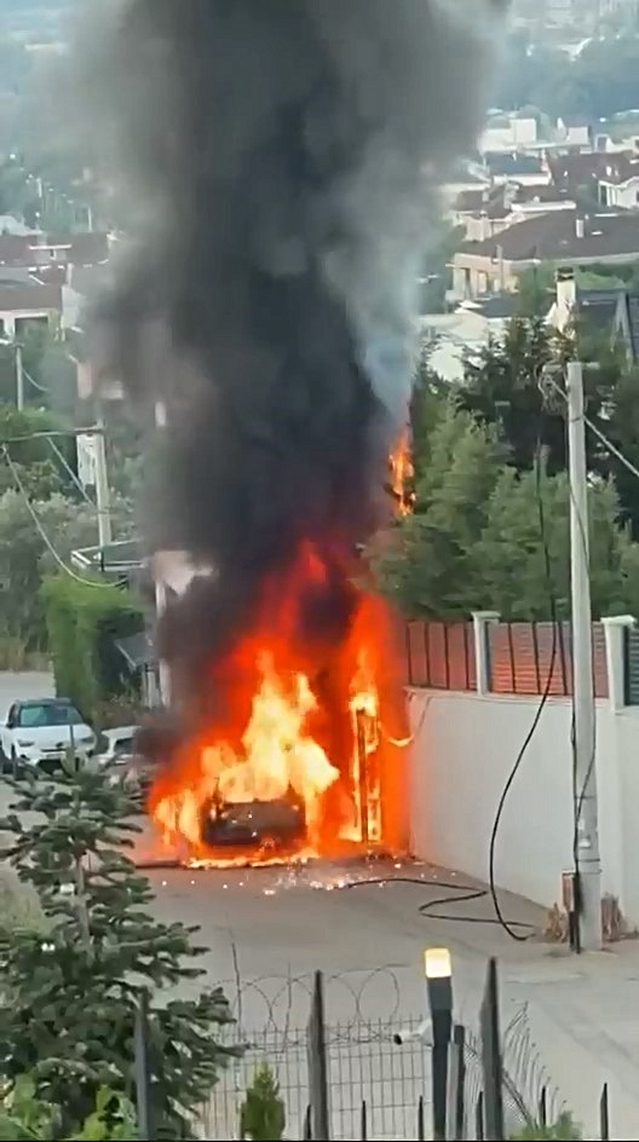 Bursa Osmangazi'de park halindeki araç alev aldı, kullanılamaz hale geldi