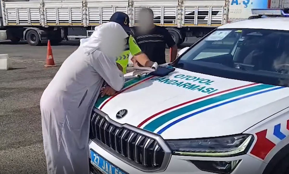 Gaziantep'te otomobilin plakasındaki 'L' harfini siyah bantla 'U' yapan kadın sürücüye 140 bin lira ceza