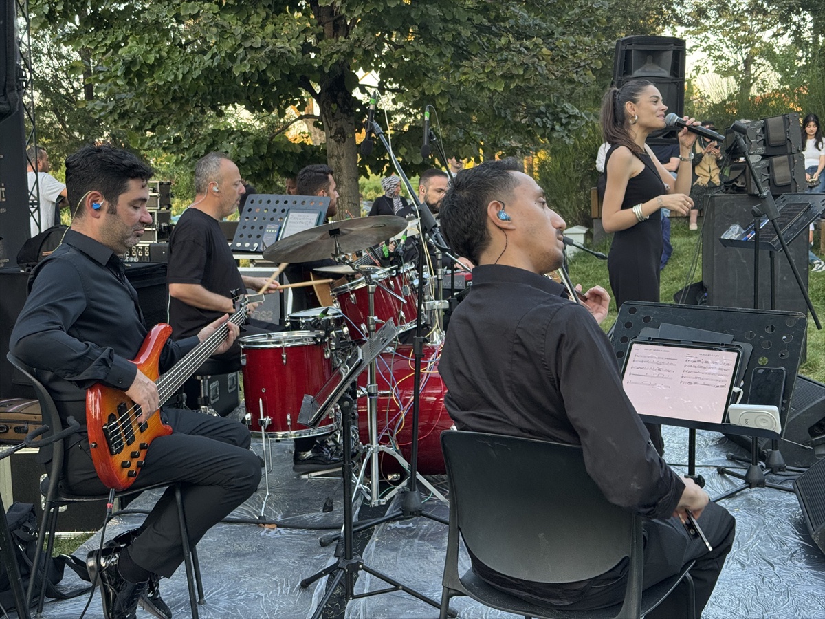 İstanbul Devlet Modern Folk Topluluğu Rami Kütüphanesi'nde Türkçe pop şarkılarını seslendirdi