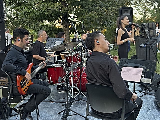 İstanbul Devlet Modern Folk Topluluğu Rami Kütüphanesi'nde Türkçe pop şarkılarını seslendirdi