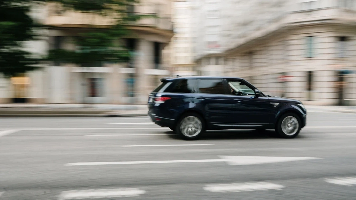 Range Rover'ın İlk Elektrikli Modeli Bir Yıl Gecikmeyle Tanıtıldı, 10 Bin 500 Çalışan Yeniden Eğitildi