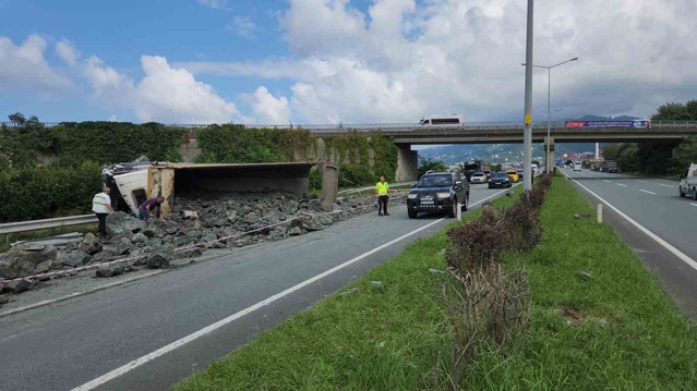 Rize Çayeli'nde taş yüklü iki kamyon çarpıştı, 3 kişi yaralandı