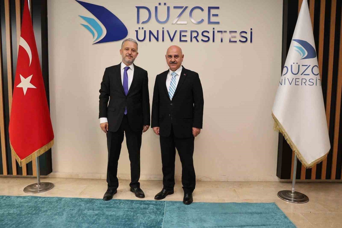 Düzce İl Sağlık Müdürü Dr. Yasin Yılmaz, yeniden atanan Rektör Prof. Dr. Nedim Sözbir'i makamında tebrik etti