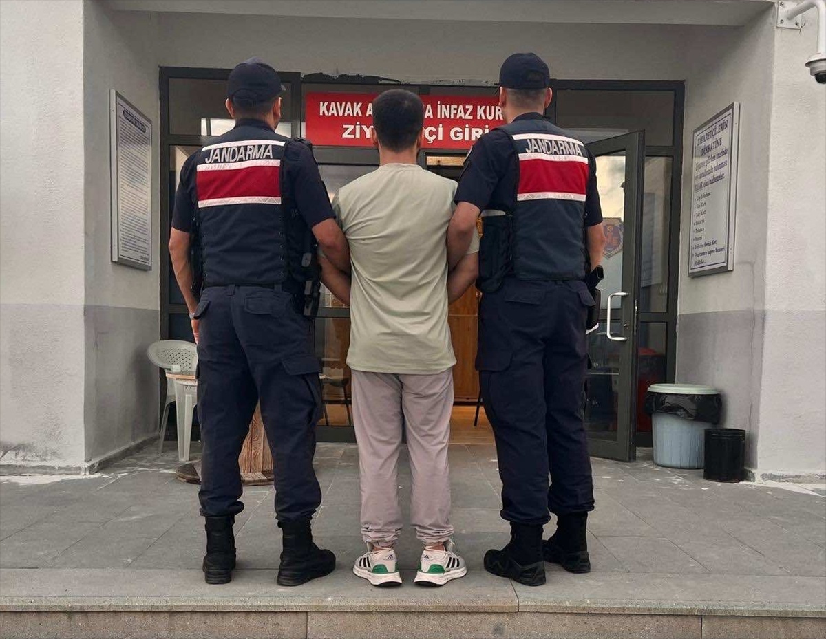 Vezirköprü'de uyuşturucu hükümlüsü jandarmaya yakalandı, cezaevine teslim edildi