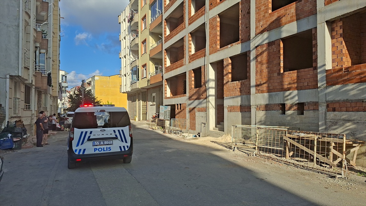 Samsun Bafra\'da inşaatın 4. katından düşen genç ağır yaralandı