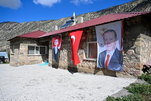 Vali Baruş, şehitler adına yapılan taziye evini inceledi
