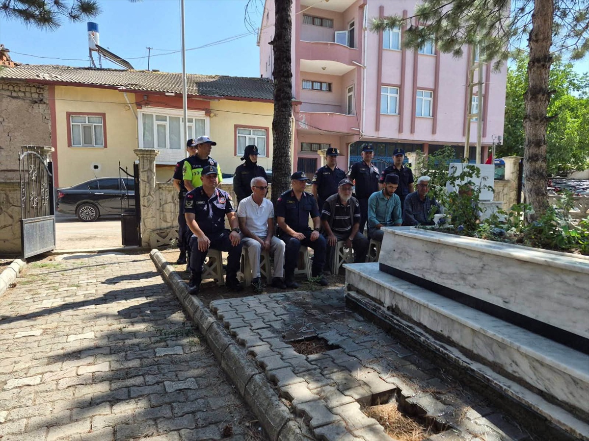 Jandarmadan Şehit Mezarlarına Anlamlı Ziyaret
