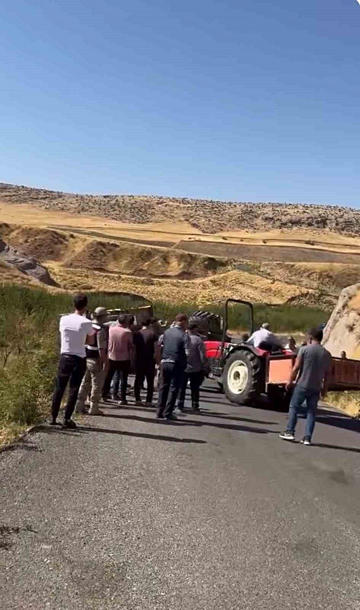 Siirt'in Kurtalan ilçesinde traktör devrildi, Aksöğüt köyünde 4 kişi yaralandı