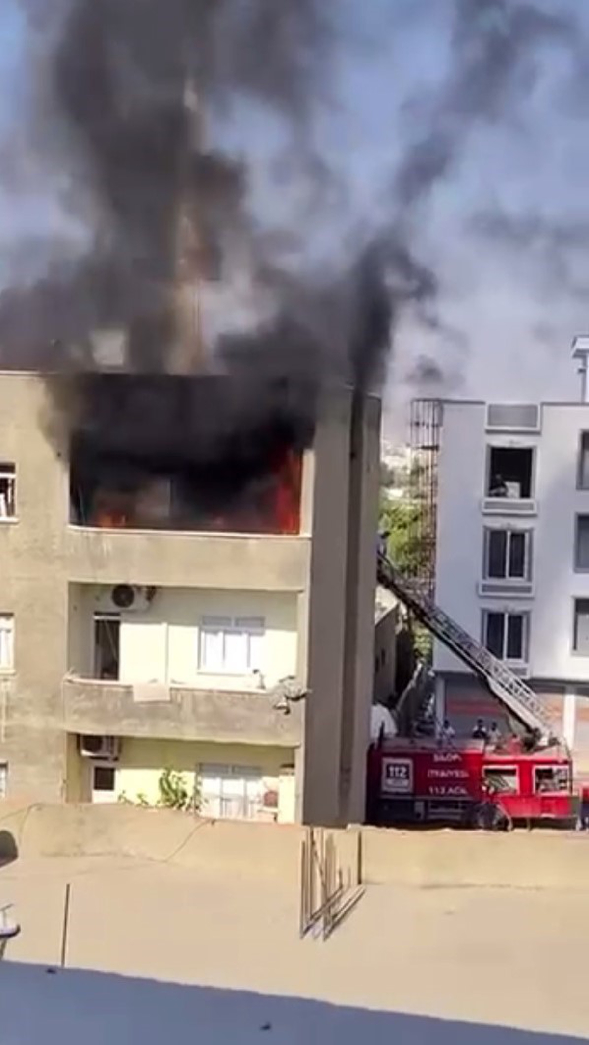 Silopi'de dört katlı binanın son katında çıkan yangın itfaiyenin müdahalesiyle söndürüldü