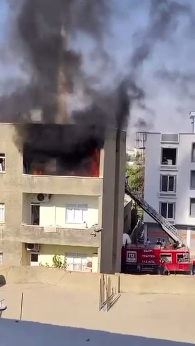 Silopi'de dört katlı binanın son katında çıkan yangın itfaiyenin müdahalesiyle söndürüldü