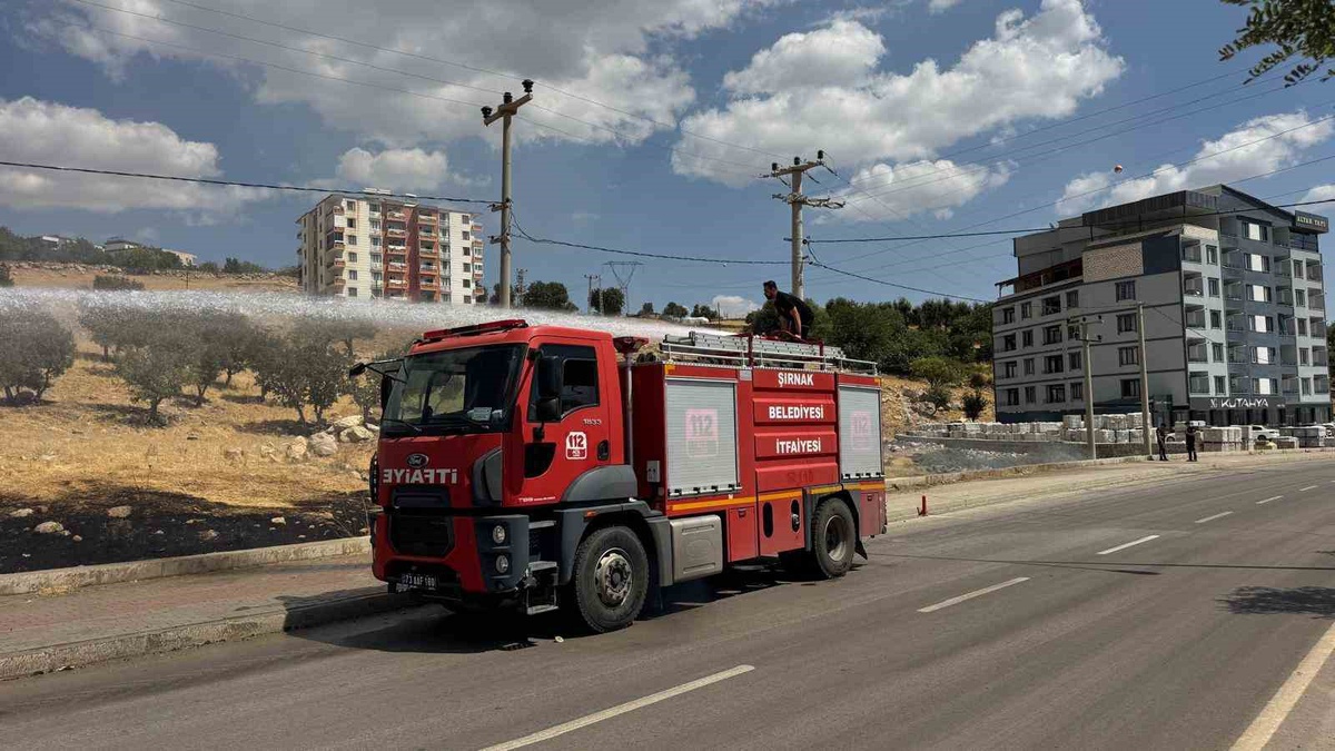 Şırnak Uludere çevre yolundaki örtü yangını itfaiyenin müdahalesiyle söndürüldü