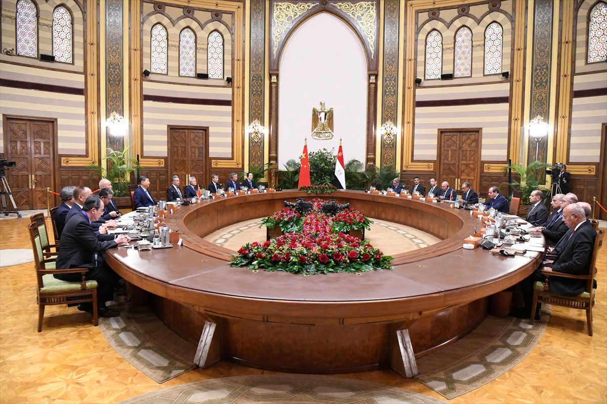 Sisi ile Şi\'nin görüşmesinde ateşkes ve stratejik ortaklık ele alındı, anlaşmalar imzalandı