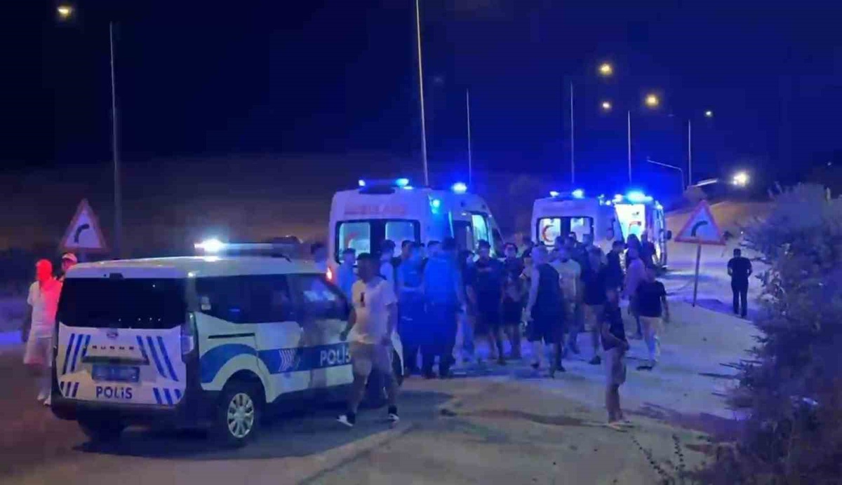 Aydın'ın Söke ilçesinde üç araçlı kazada 2 kişi yaralandı, kavşakta çarpışan otomobiller ve motosiklet sav...