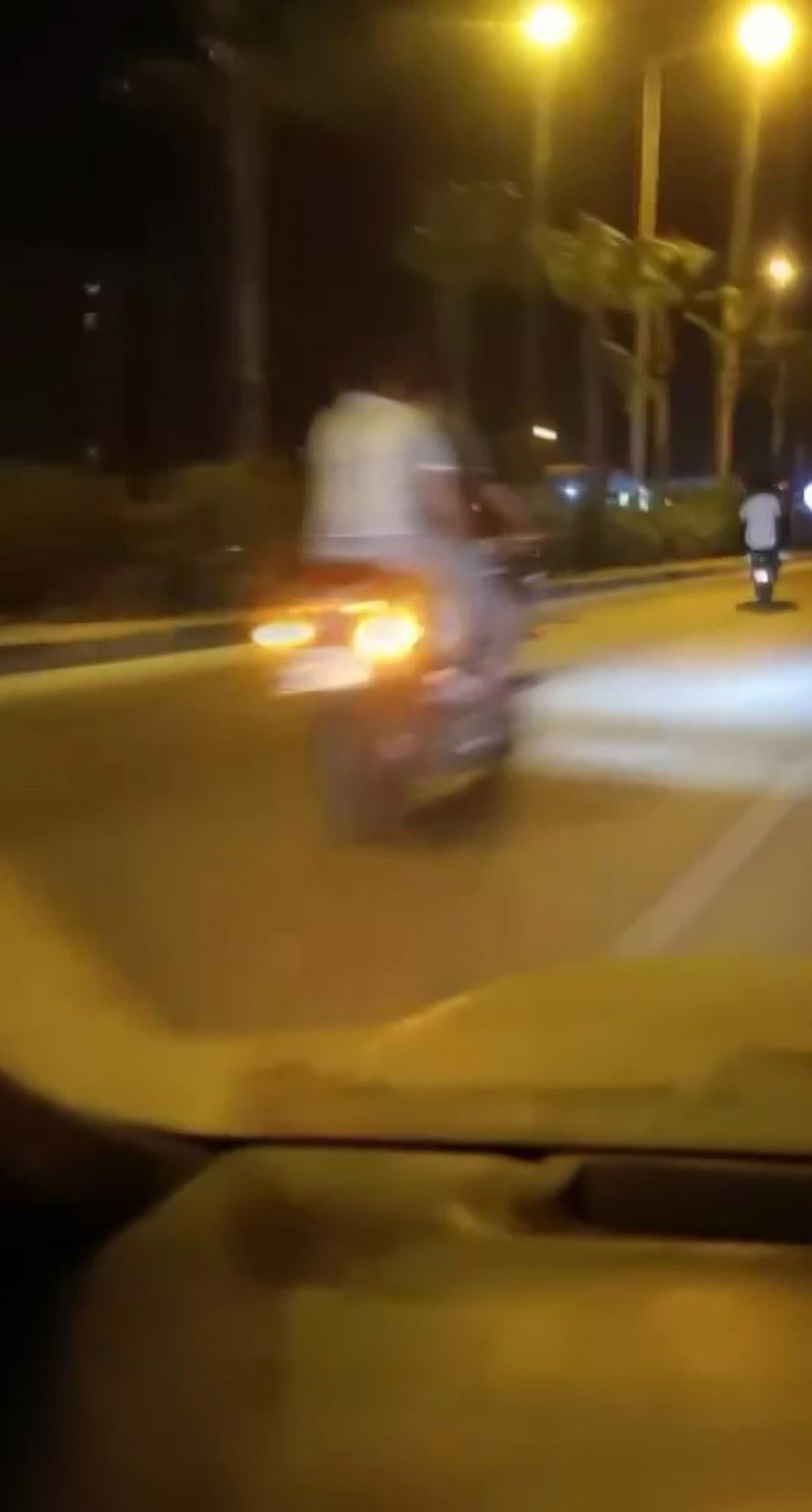 Hatay'da motosiklet sürücüsü ön teker kaldırarak trafiği tehlikeye attı, o anlar kamerada