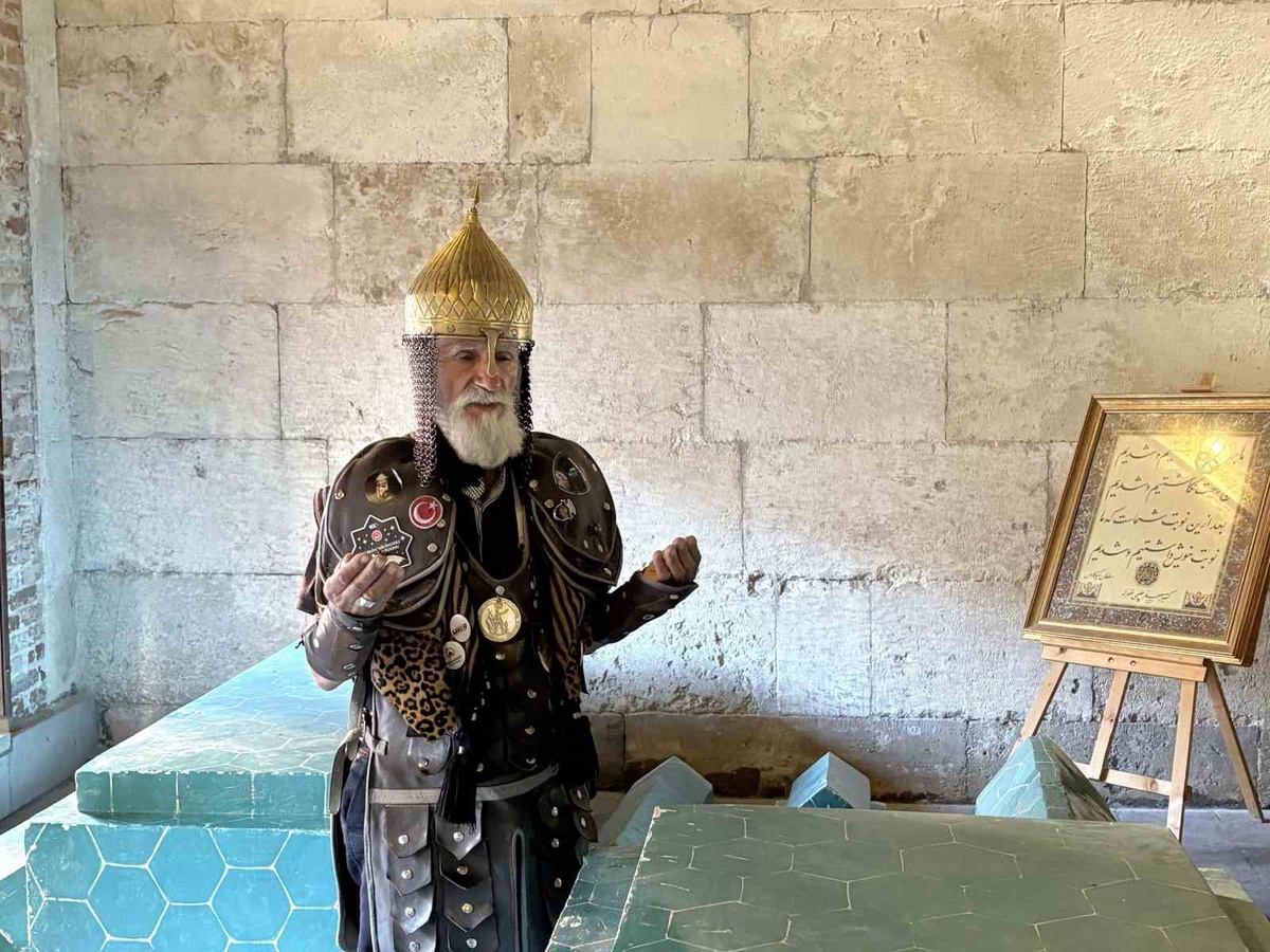 Sultan Alparslan’ın kılığında 60 ili gezdi, son durağı Sivas’ta gençlere Malazgirt zaferini anlattı
