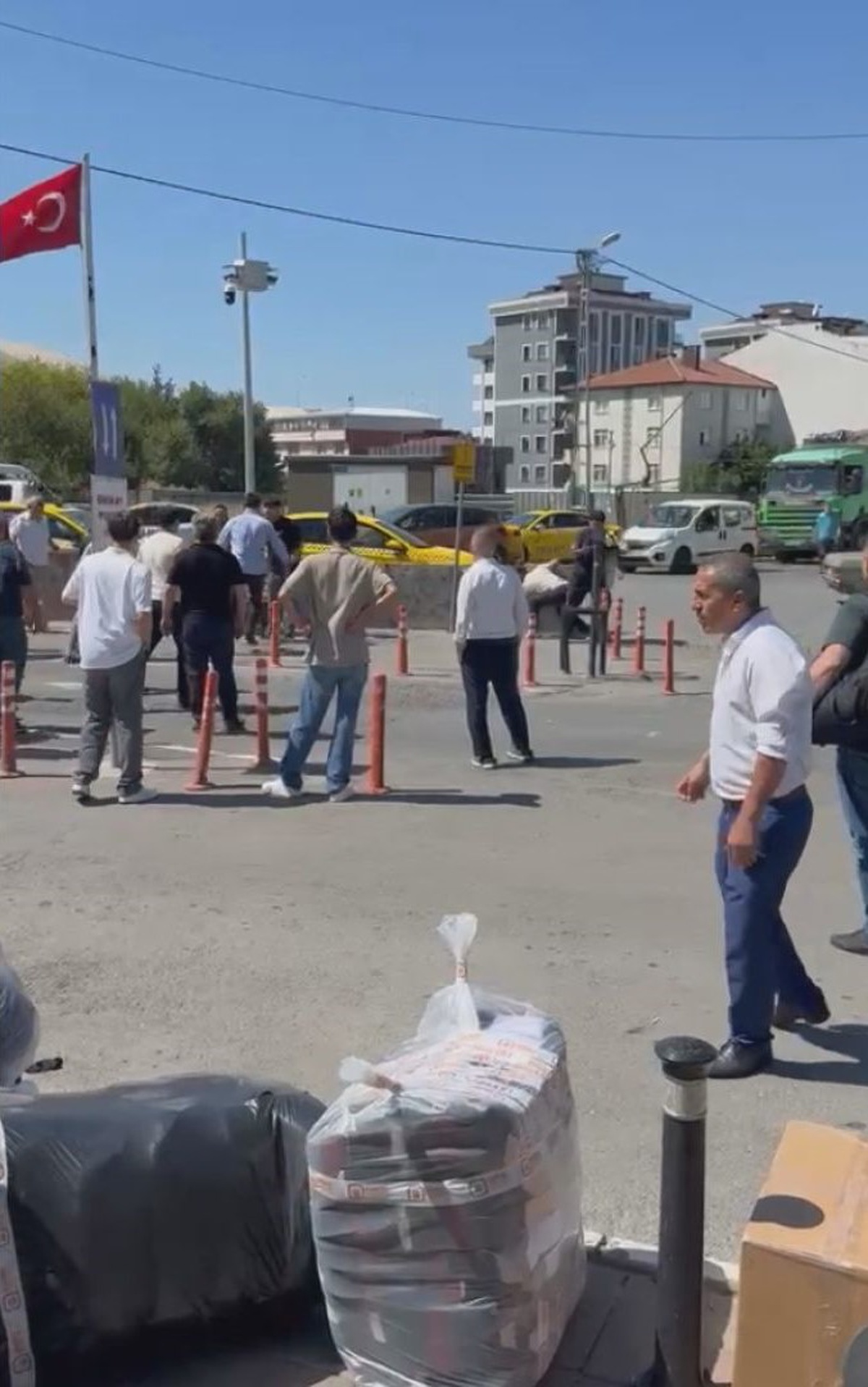 Sultanbeyli'de korsan taksi kavgasında 2 şoför bıçakla yaralandı