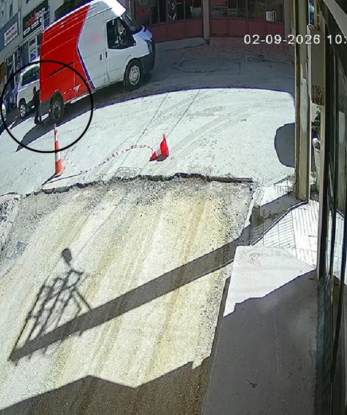 Çorum Alaca'da geri manevra yapan minibüs yayaya çarptı; yaralı hastaneye kaldırıldı