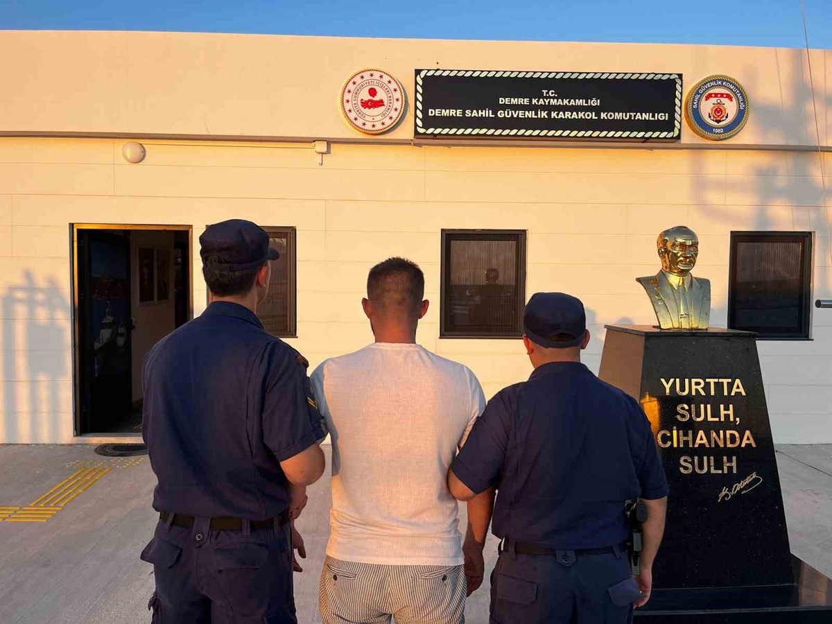 Hakkında yakalama kararı bulunan KKTC'li kaçak göçmen Antalya Demre'de yakalandı