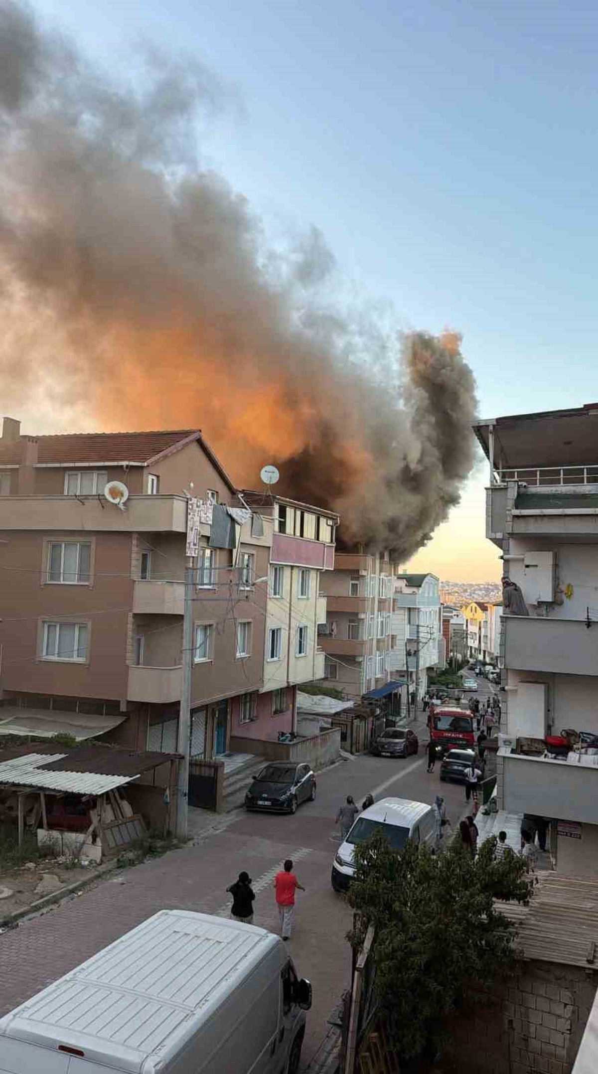 Kocaeli Darıca'da teras yangını korkuttu, mahalleli sokağa döküldü