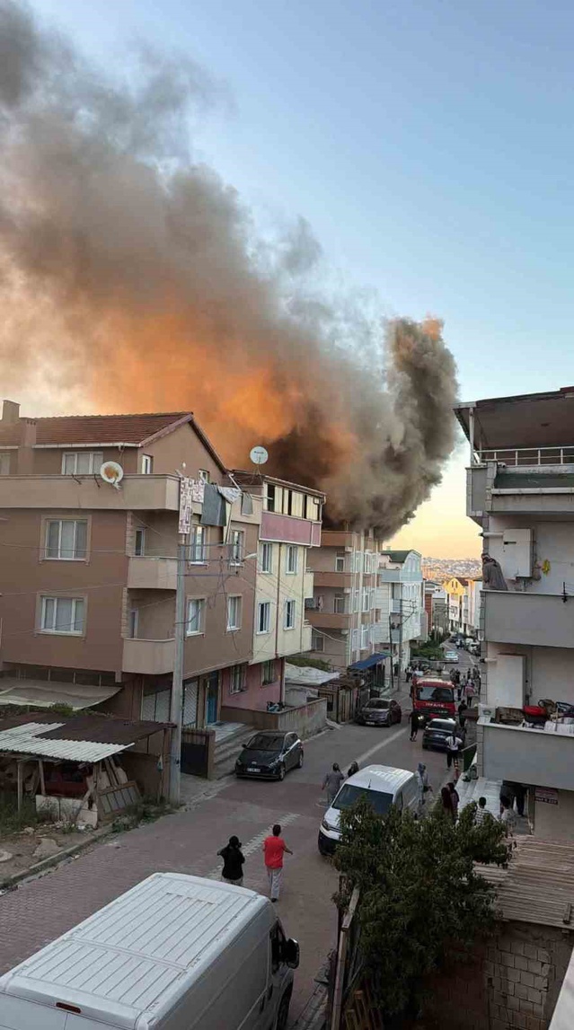 Kocaeli Darıca'da teras yangını korkuttu, mahalleli sokağa döküldü