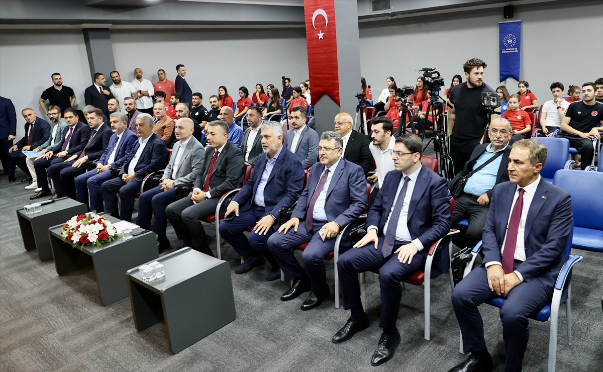 Vali Şahin Trabzon\'da gençlik ve spor yatırımlarını masaya yatırdı
