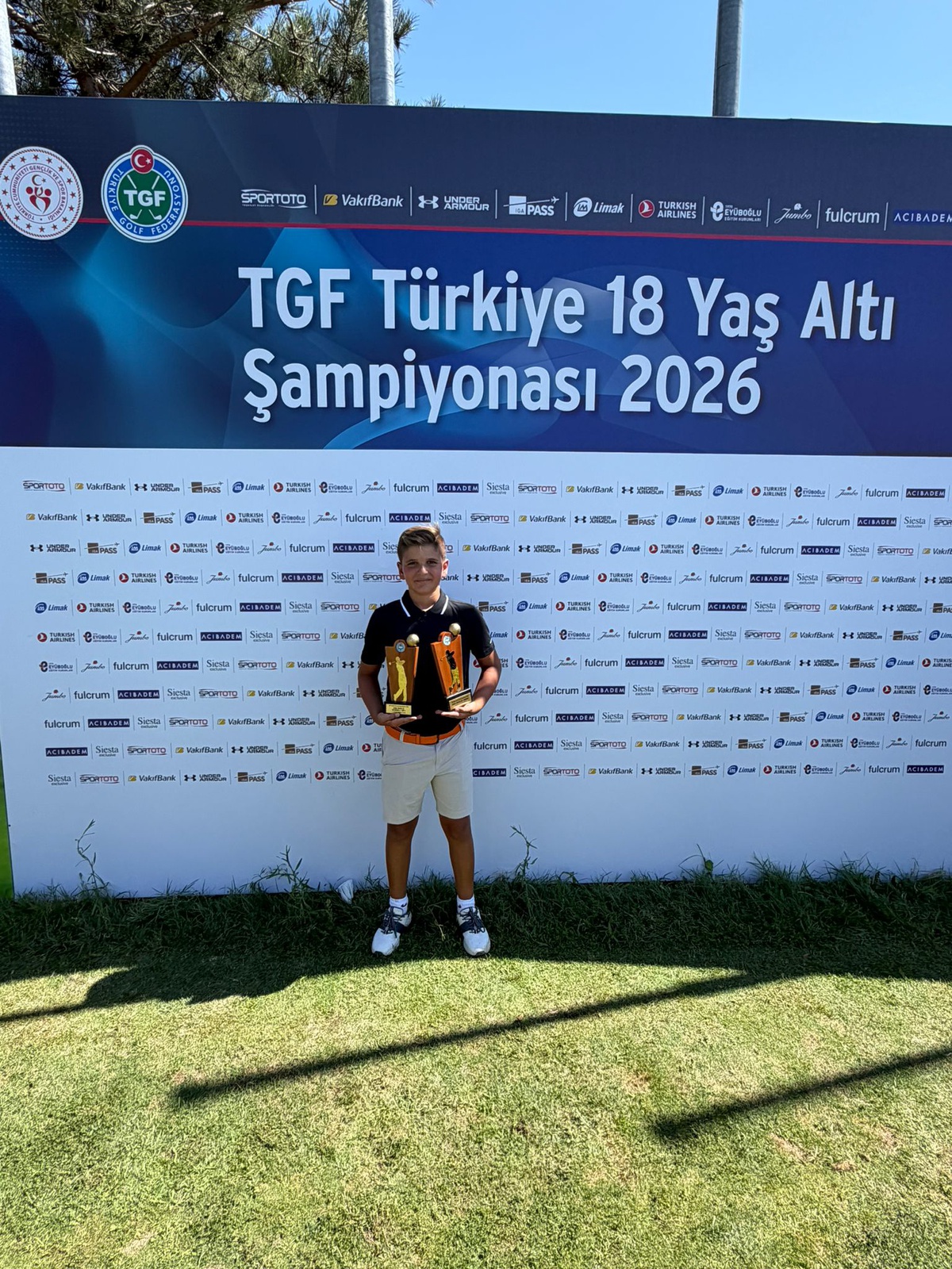İstanbul'da golf şampiyonasında 9 yaşındaki Kaan Albayrak iki klasmanda birinci oldu.