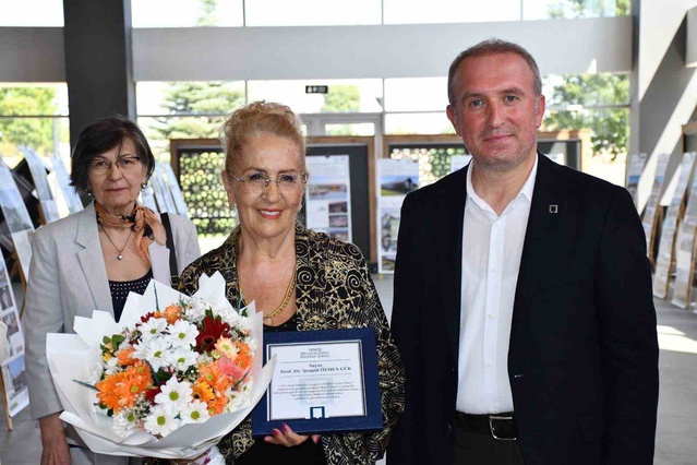Prof. Dr. Şengül Öymen Gür, Balıkesir'deki Ulusal Mimarlık Sergisi'ni açtı