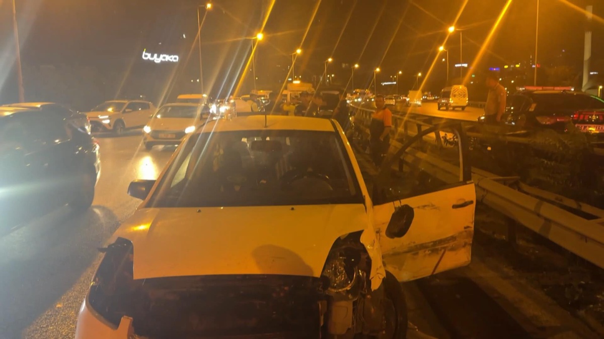 Ümraniye Şile Otoyolu'nda 4 aracın karıştığı zincirleme kazada 3 kişi yaralandı, sürücü kaçtı