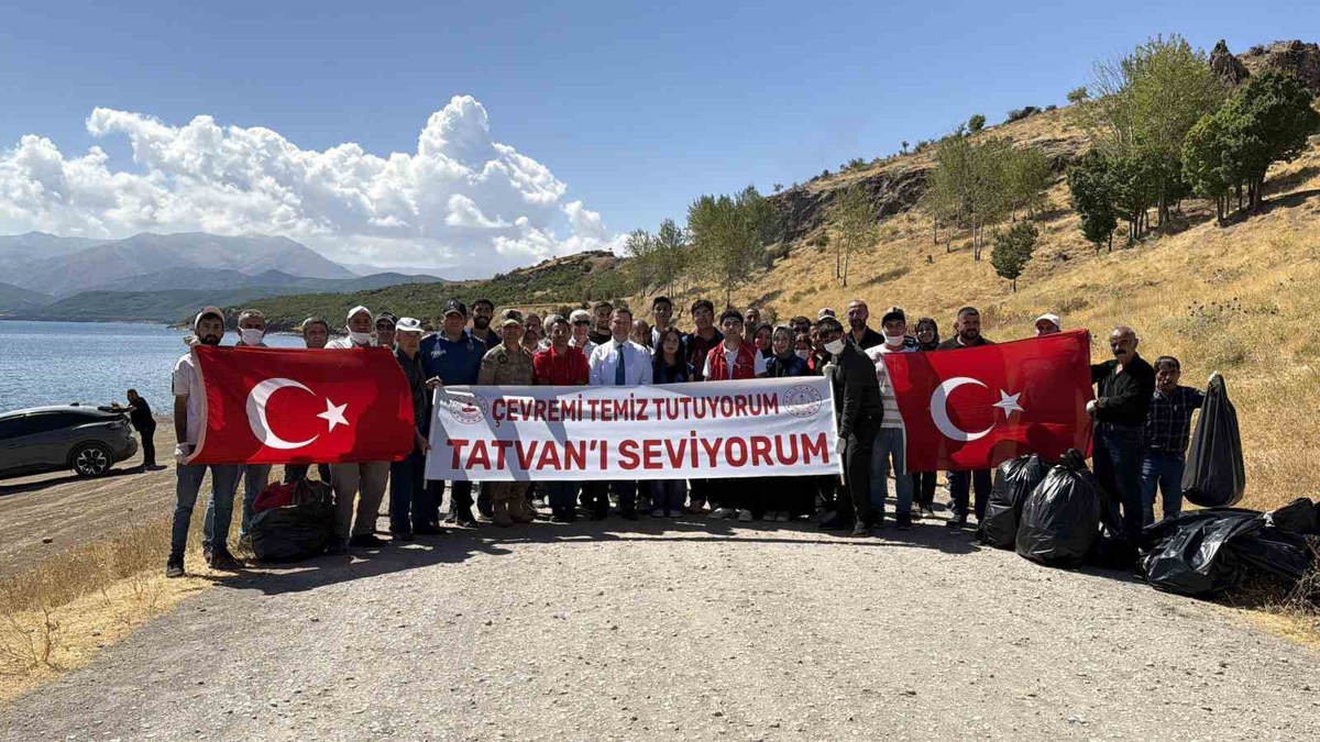 Bitlis Tatvan'da Van Gölü kıyısında 100 kişilik ekip 4 ton çöp topladı