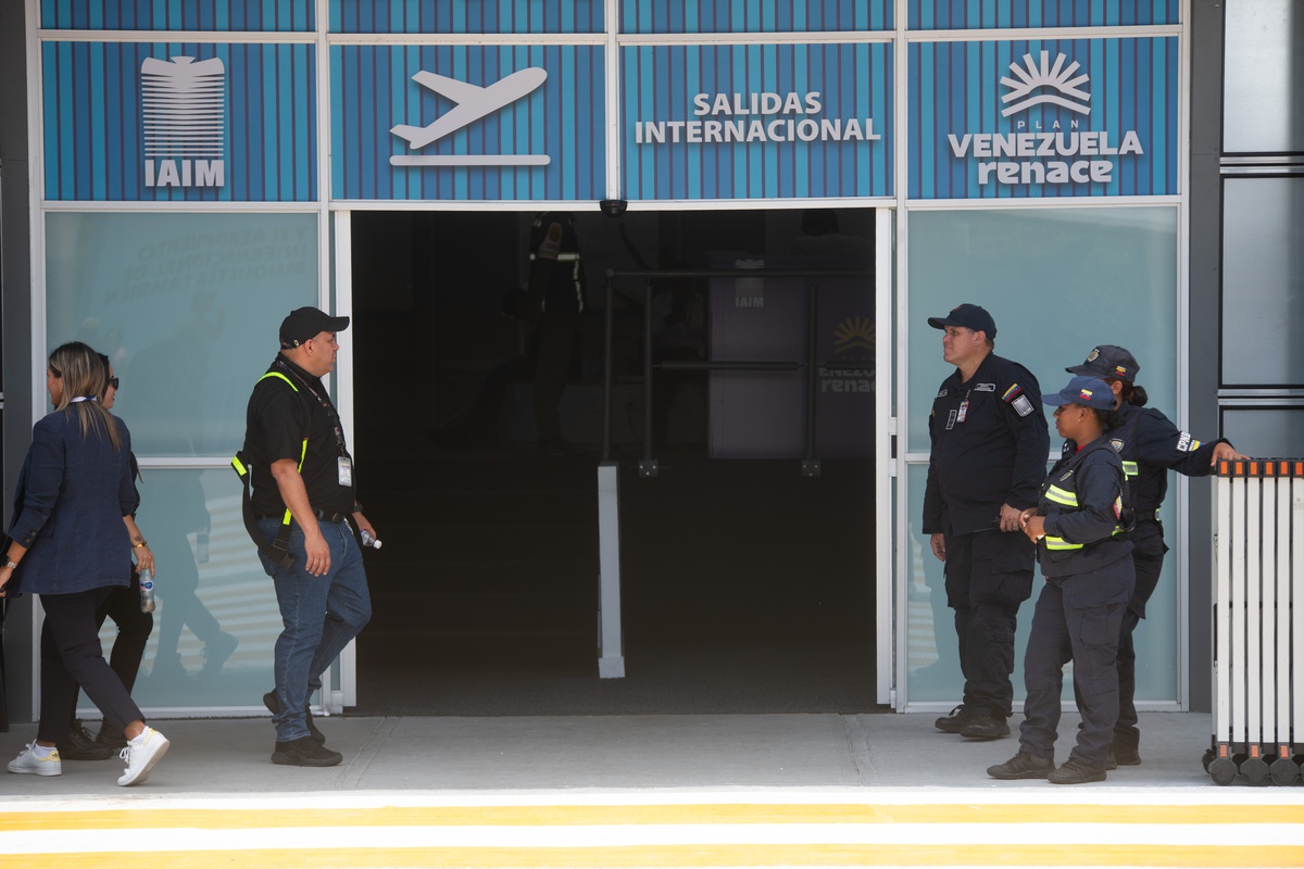 Venezuela'da depremlerle zarar gören Maiquetia Havalimanı, geçici terminallerle ticari uçuşlara yeniden ba...