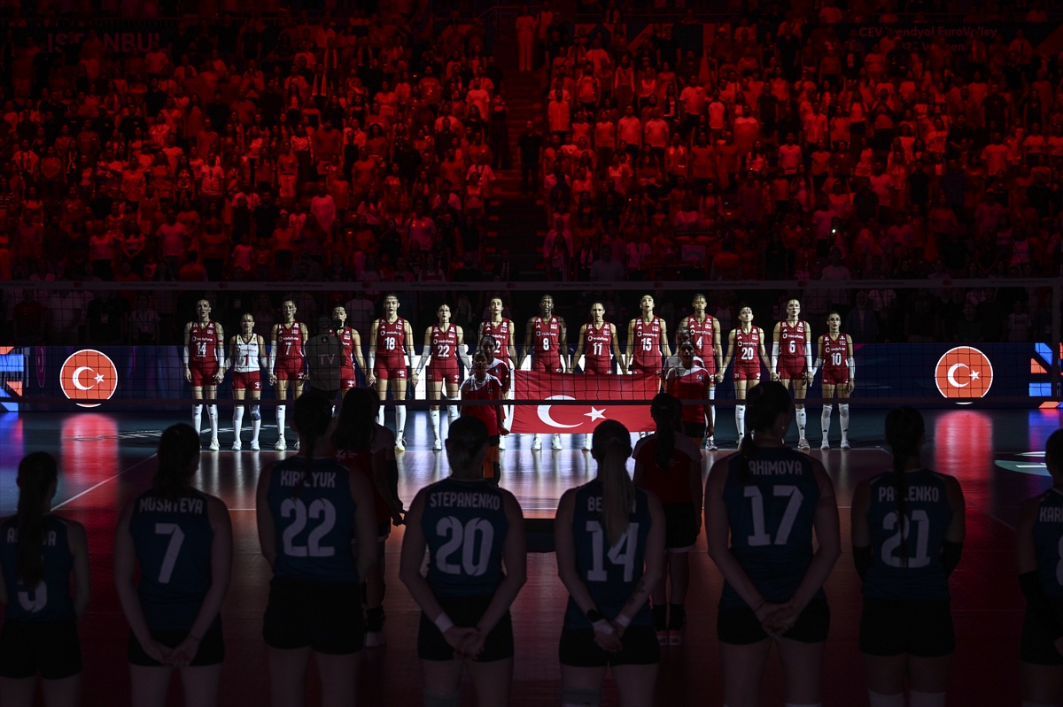 A Milli Kadın Voleybol Takımı, Trendyol 2026 CEV Avrupa Şampiyonası son 16 turunda Azerbaycan\'ı 3-0 yenerek çeyrek finale yükseldi;