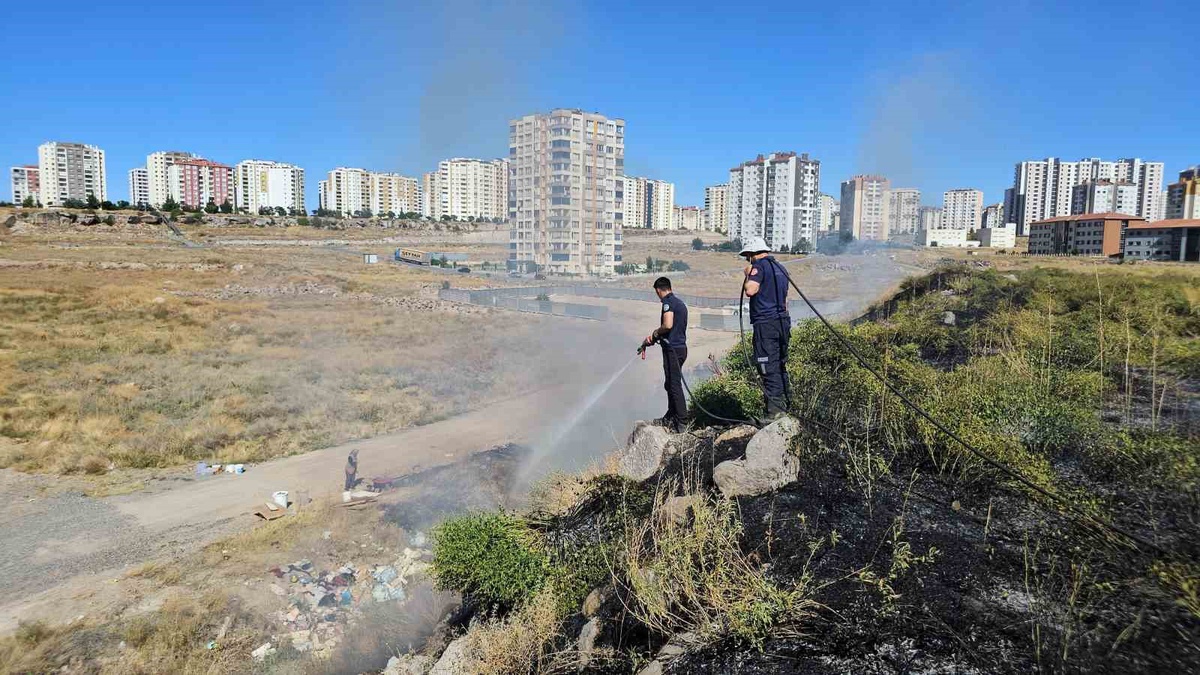 Kayseri Kocasinan'da anız yangınını salça kaynatarak izleyen kadın görenleri şaşırttı