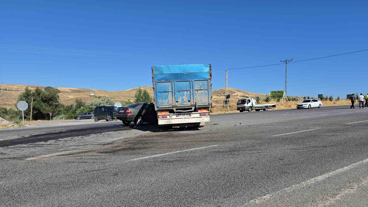 Yozgat'ta kavşakta kamyonla çarpışan otomobilin sürücüsü yaralanarak hastaneye kaldırıldı