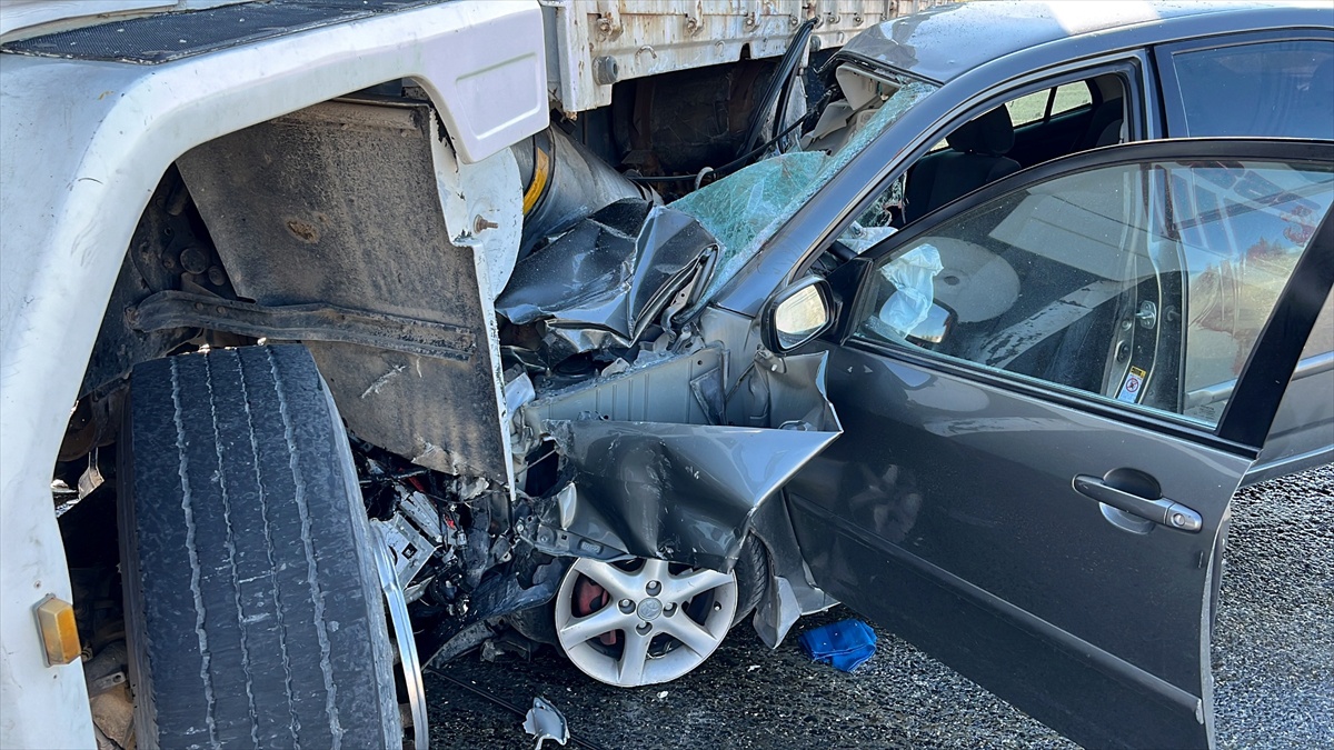 Yozgat-Ankara karayolunda otomobil ile kamyonun çarpıştığı kazada 1 kişi yaralandı