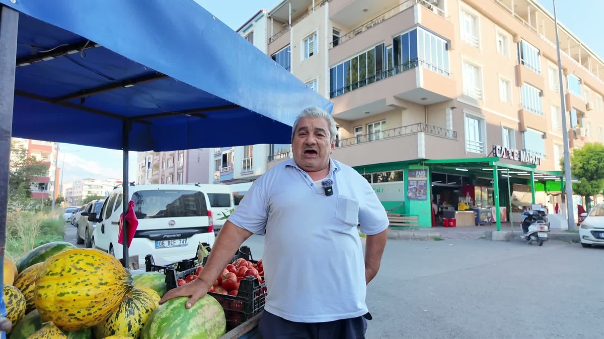 Iğdır'da seyyar manav Bayram Amca, çapa makinesiyle sattığı taze ürünlerle kente hizmet veriyor