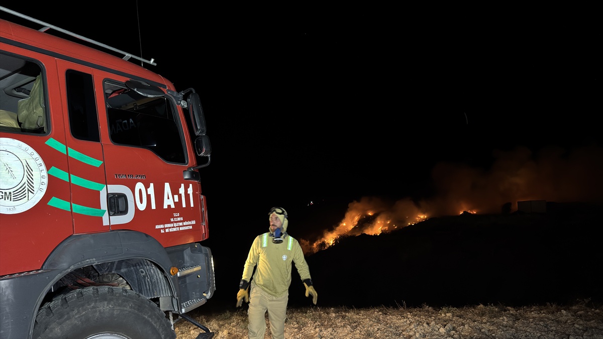 Adana Çukurova'da çöp ve molozlarda çıkan yangın ağaçlık alana sıçramadan söndürüldü