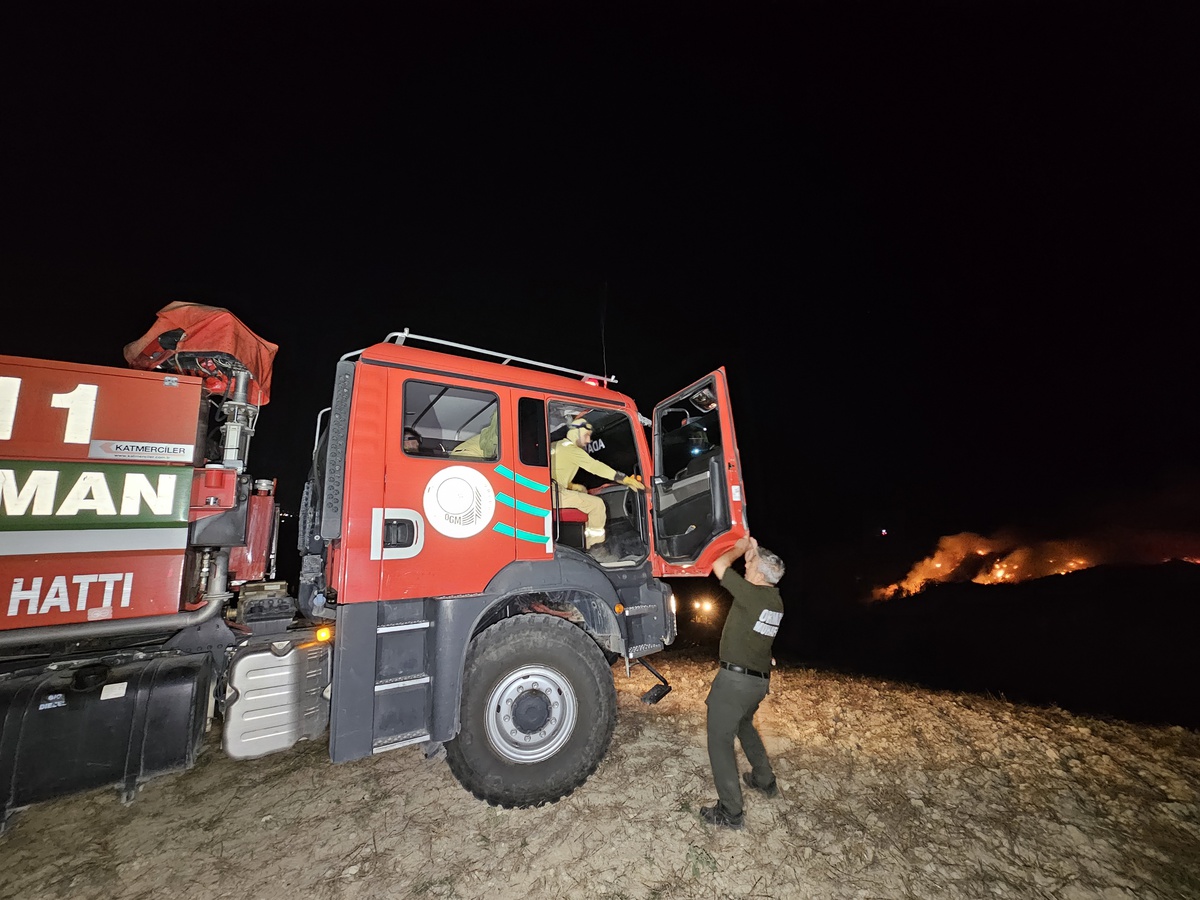 Adana'da çöp ve moloz yangınına 2 saatte müdahale edildi, alevler kontrol altına alındı