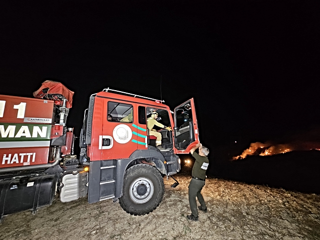 Adana'da çöp ve moloz yangınına 2 saatte müdahale edildi, alevler kontrol altına alındı