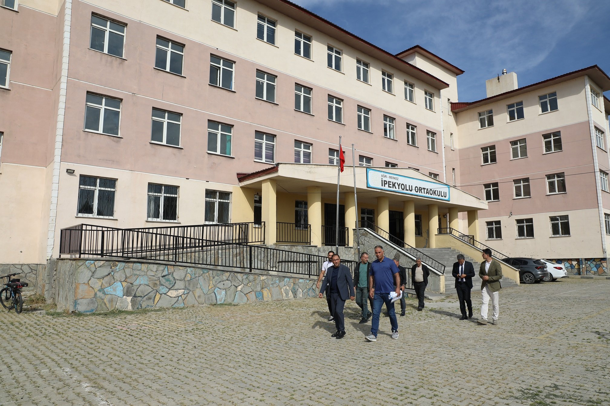 Ağrı'daki AGÂH Projesi kapsamında pilot okullar incelendi, spor alanları planlandı